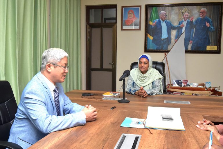 BALOZI MDOGO WA CHINA ZANZIBAR ATIMIZA AHADI YAKE YA KUKABIDHI MIKOBA 100 YA SKULI KWA TAASISI YA MAMA MARIAM MWINYI YA ZMBF.