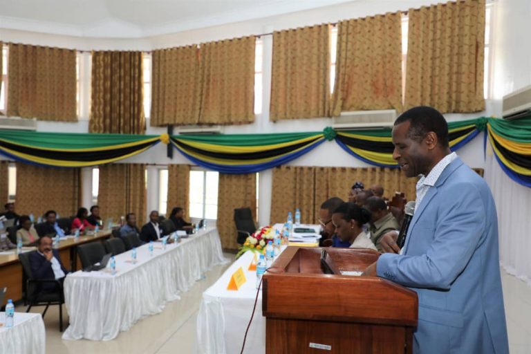 WATAALAMU TAASISI YA NELSON MANDELA NA UDOM WAKUTANA NA WATUNGA SERA KUJADILI MRADI WA MAABARA YA AKILI BANDIA