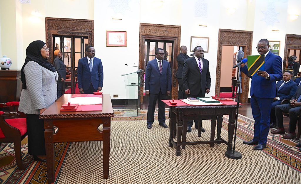 RAIS SAMIA AWAAPISHA VIONGOZI IKULU JIJINI DAR ES SALAAM