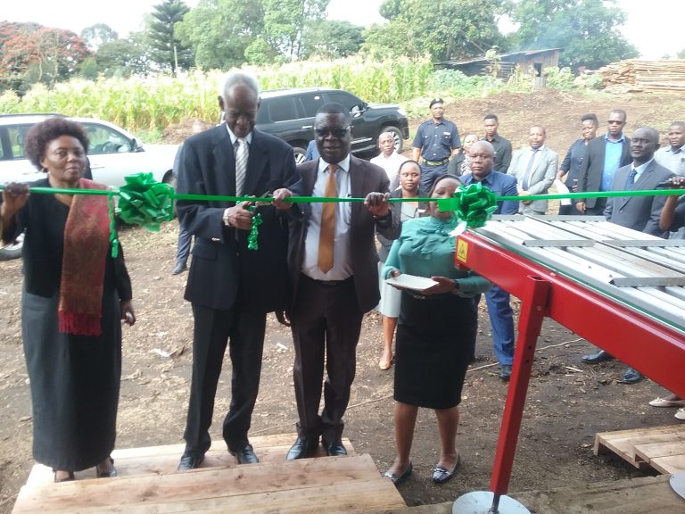 JAJI WARIOBA AZINDUA MASHINE YA KISASA YA KUCHAKATA MAZAO YA MISITU .