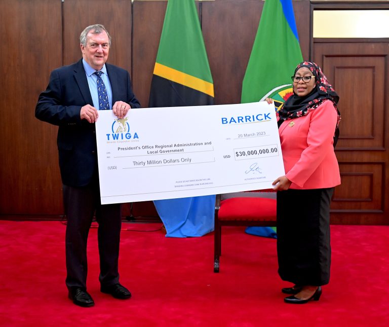 BARRICK YAAHIDI DOLA MILIONI 30 ZA  MAENDELEO YA SHULE KWA UBIA NA TANZANIA