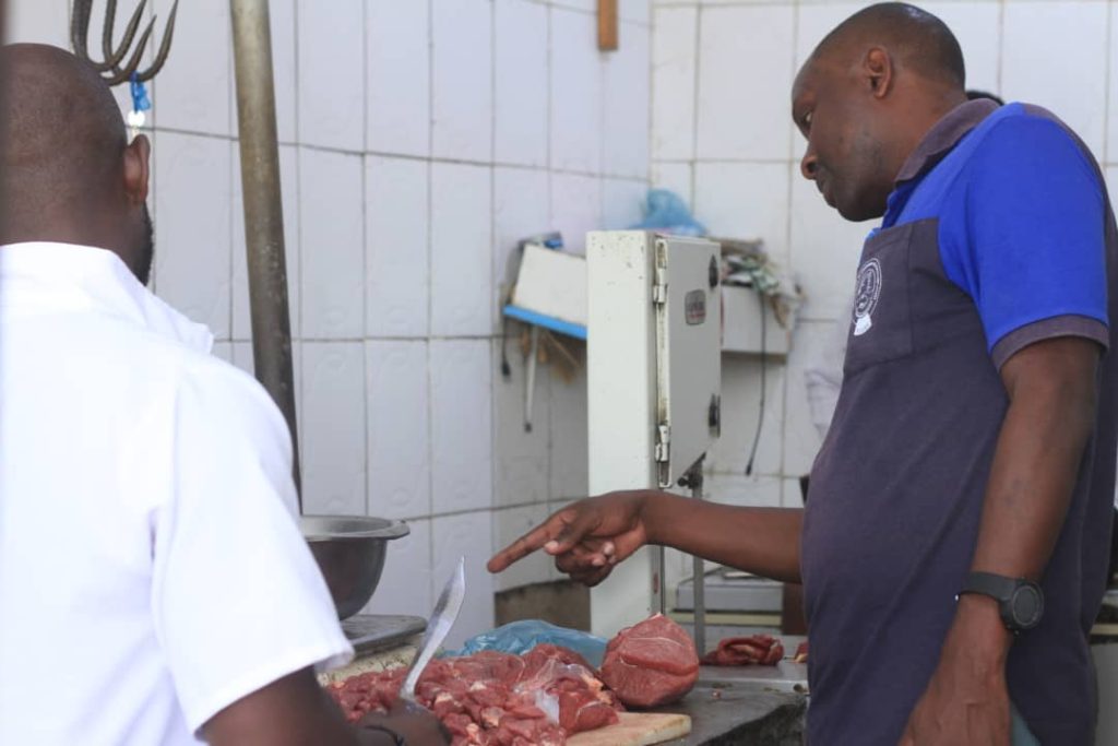 WATU WANNE WAKAMATWA KWA KUCHEZEA VIPIMO KWENYE MADUKA YA KUUZIA NYAMA JIJINI DAR ES SALAAM