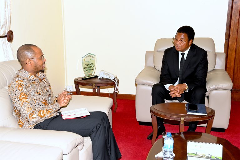 WAZIRI MKUU AZUNGUMZA NA BALOZI WA TANZANIA NCHINI KOREA TOGORANI MAVURA
