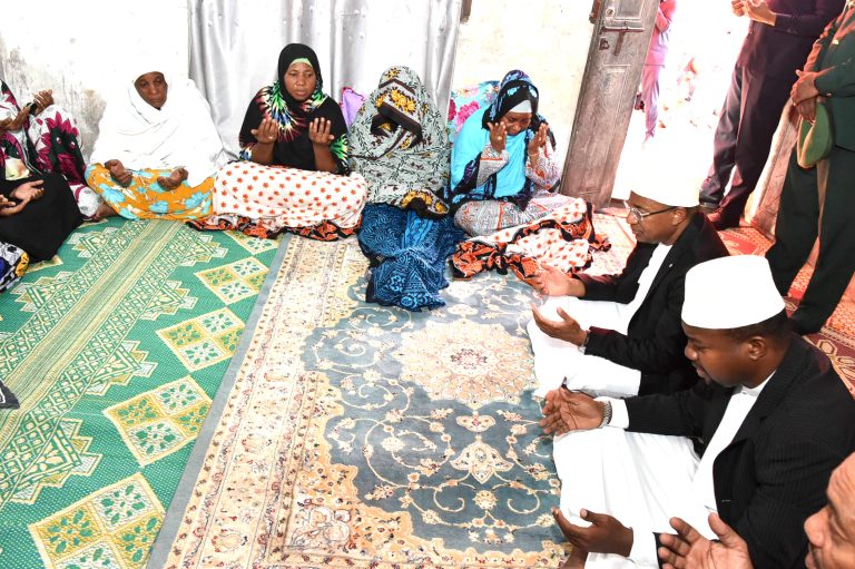 RAIS ALHAJ DK, HUSSEIN ALI MWINYI AMETEOA MKONO WA POLE.
