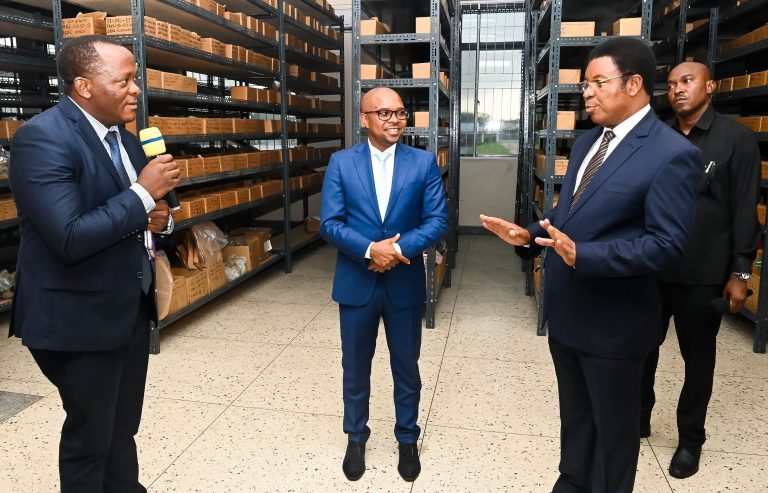 WAZIRI MKUU AKAGUA UWANJA WA NDEGE WA TERMINAL 1