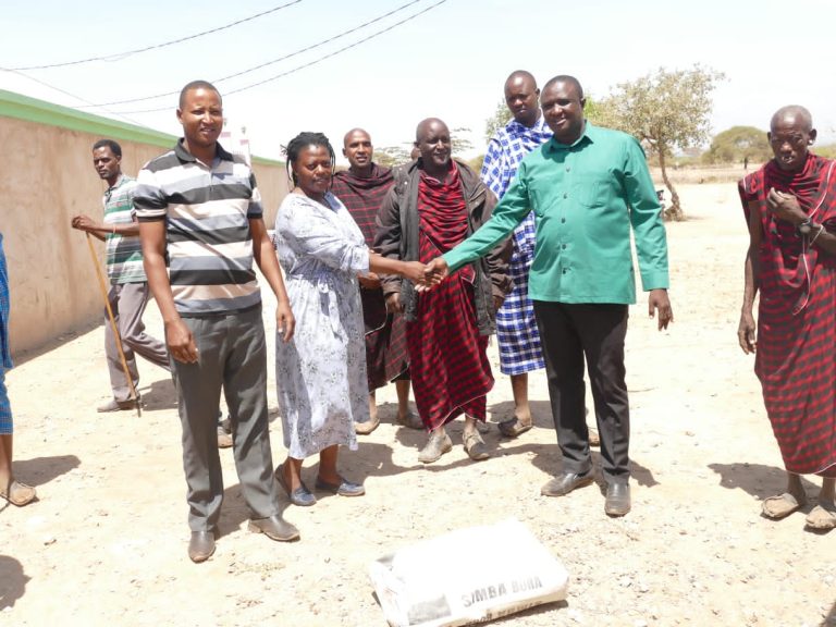 KIRIA AKABIDHI SARUJI MIFUKO 100 SHULE YA SANINIU LAIZER 