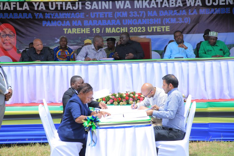 SERIKALI YAANDIKA HISTORIA RUFIJI,YAINGIA MIKATABA YA UJENZI BARABARA UTETE-NYAMWAGE NA DARAJA LA MBAMBE