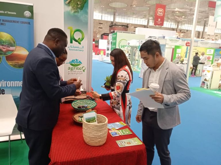 WADAU MBALIMBALI WATEMBELEA BANDA LA NEMC KWENYE MAONESHO YA KIMATAIFA YA KILIMO NA MAZINGIRA QATAR
