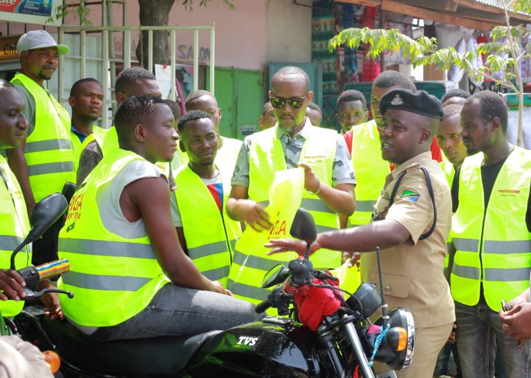 MERIDIANBET  YAADHIMISHA WIKI YA NENDA KWA USALAMA KWA KUKABIDHI FREFLECTORS 100 KWAAJILI YA BODABODA