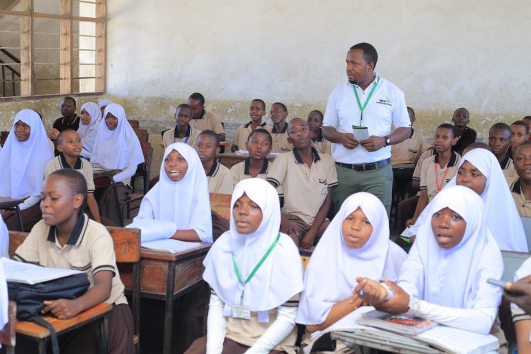TMDA YATOA ELIMU YA MATUMIZI  SAHIHI YA DAWA KWA SHULE ZA SEKONDARI KINONDONI