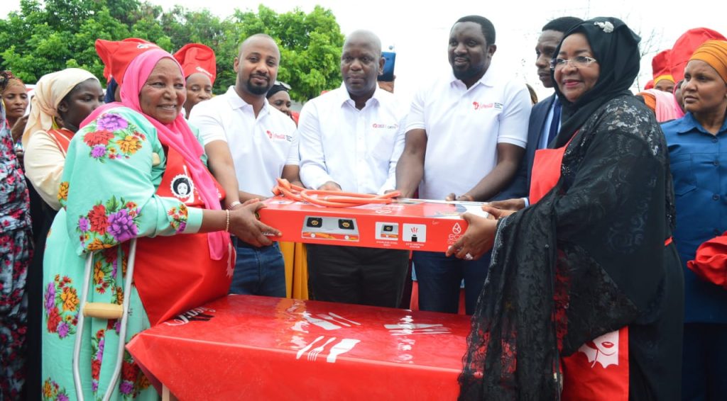 MAMA SALMA KIKWETE AIPONGEZA ORYX GAS KWA KUWAPATIA MAMA LISHE MITUNGI YA GESI 100 NA MAJIKO YAKE DAR