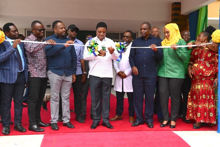 WAZIRI MKUU AZINDUA JENGO LA WAGONJWA WA DHARURA KATIKA HOSPITALI YA WILAYA YA MASWA
