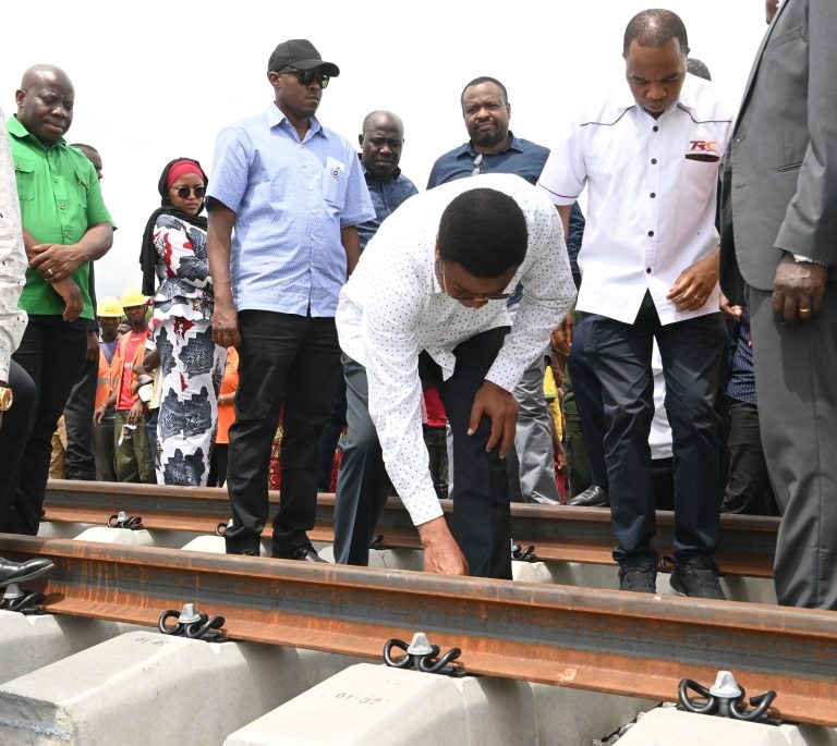 WAZIRI MKUU AKAGUA UJENZI WA SGR KIPANDE CHA MWANZA – ISAKA