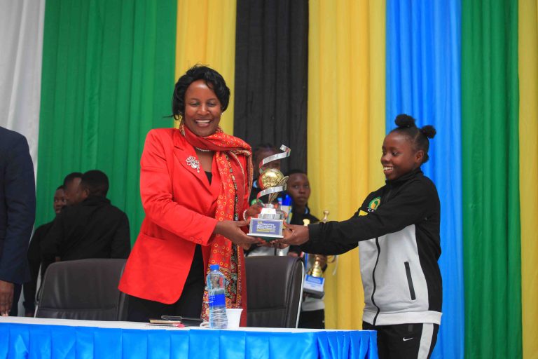 SENYAMULE AKABIDHI TUZO YA PONGEZI KWA FOUNTAIN GATE PRINCESS