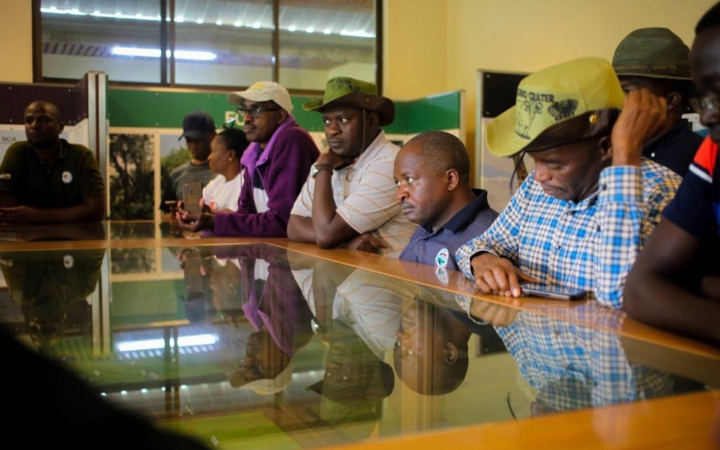 WAHIFADHI KUTOKA KENYA NA TANZANIA WALIOSHIRIKI KIKAO CHA ULINZI WA WANYAMAPORI WATEMBELEA HIFADHI YA NGORONGORO.