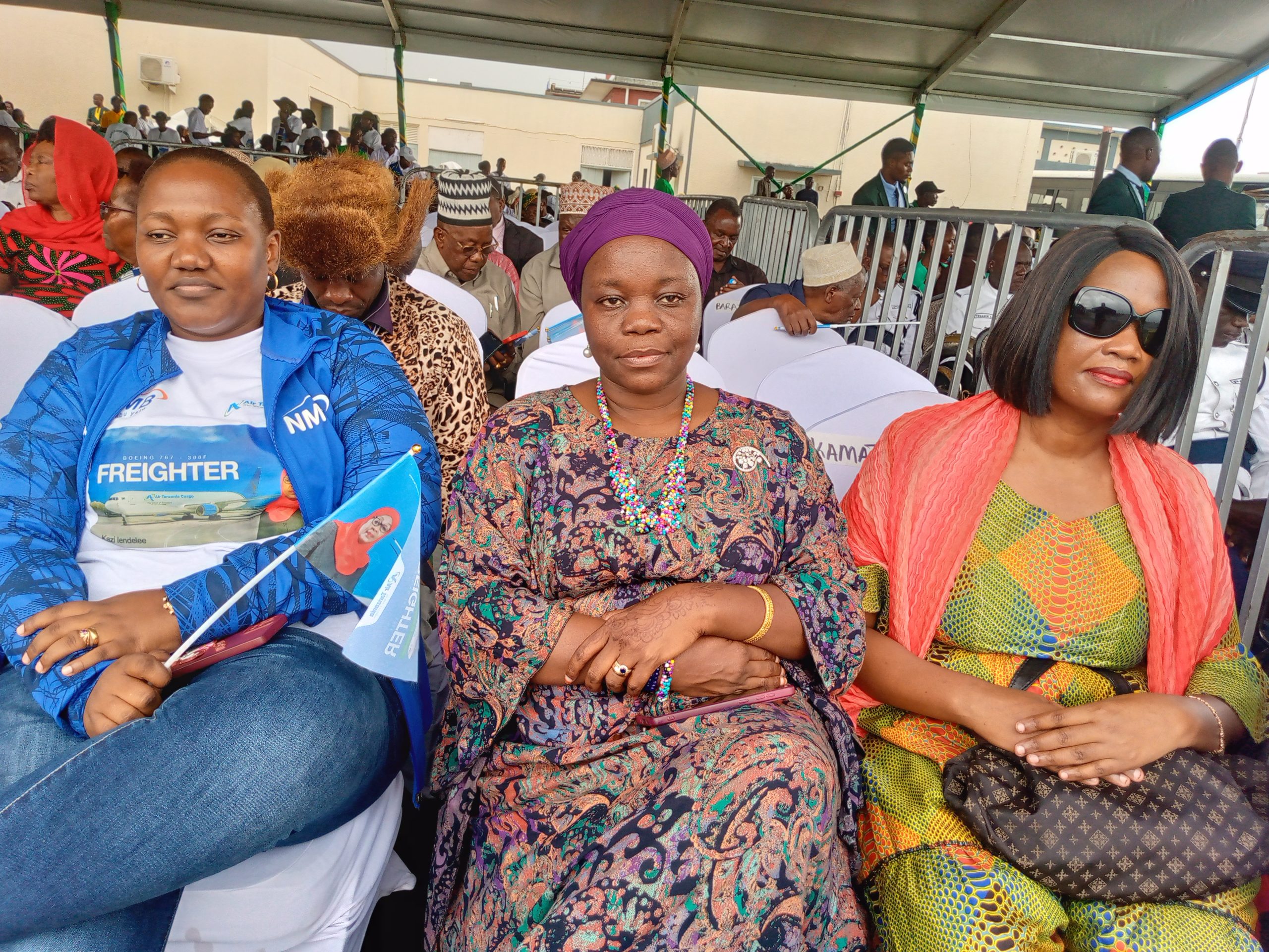 MAELFU YA WANANCHI WASUBIRI KUPOKEA NDEGE MPYA YA MIZIGO AINA YA BOEING ...