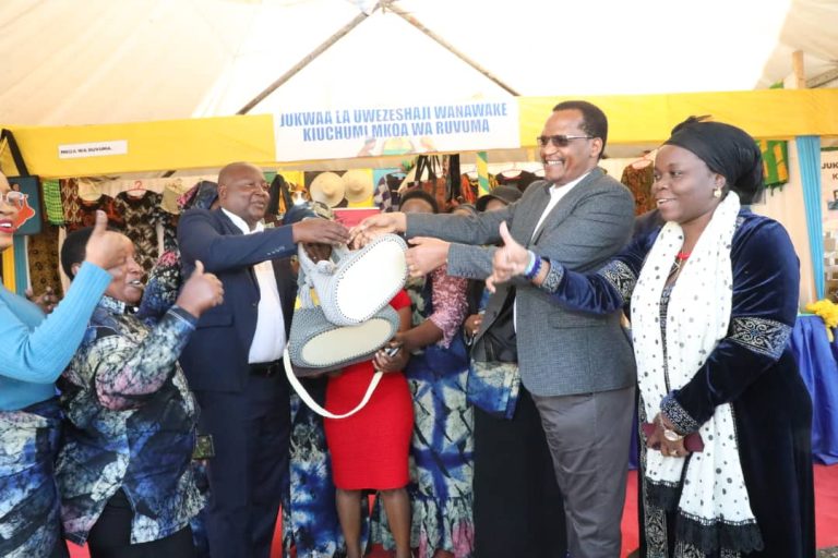 BARAZA LA UWEZESHAJI WANAWAKE KIUCHUMI WATIA FORA NANE NANE 2023, WATOA ZAWADI KWA RAIS SAMIA
