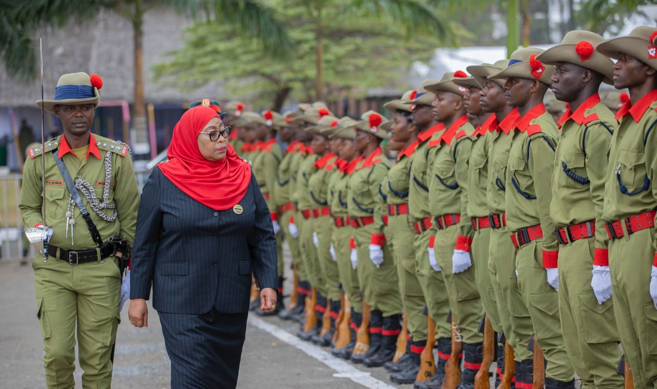 Rais Dkt Samia Akikagua Gwaride La Kikosi Cha Jeshi La Polisi Full