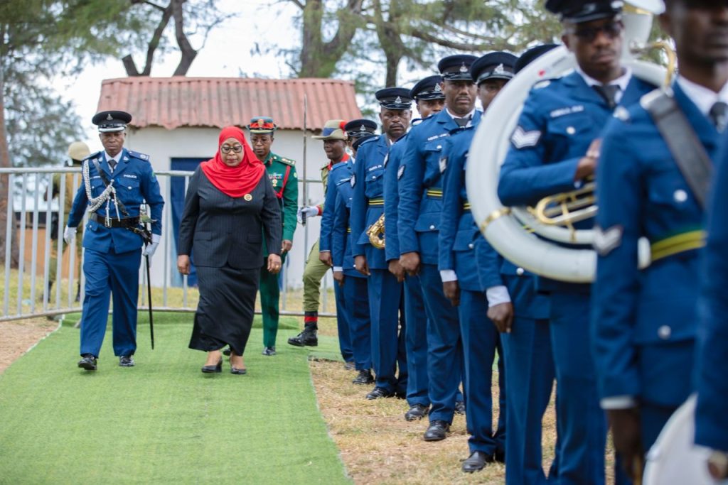 Rais Dkt Samia Akikagua Gwaride La Kikosi Cha Jeshi La Polisi Full