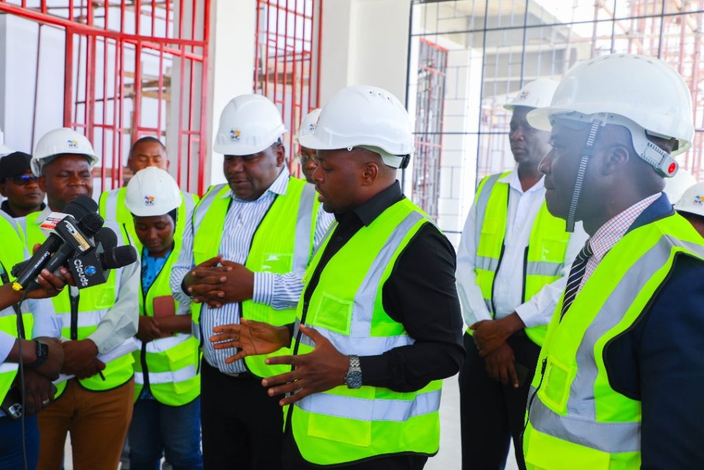 KATIBU MKUU MSIGWA AWATAKA WAKANDARASI JENGO LA WIZARA NA ENEO LA KUPUMZIKIA WANANCHI WAFANYE KAZI USIKU NA MCHANA.