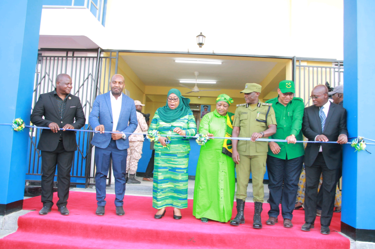 RAIS SAMIA AZINDUA KITUO CHA POLISI WILAYA YA IKUNGI, MKALAMA. AWATAKA WANANCHI KUTOJICHUKULIA SHERIA MKONONI