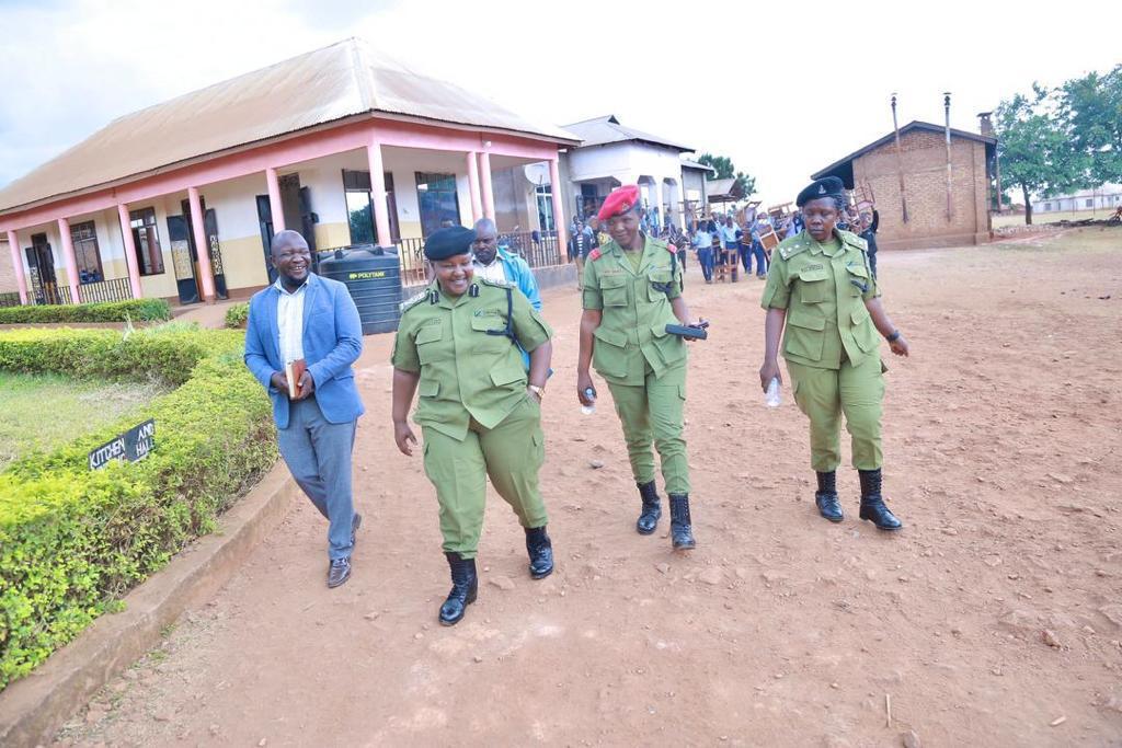 WANAFUNZI ACHENI MATUMIZI YA SIMU NA MITANDAO YA KIJAMII