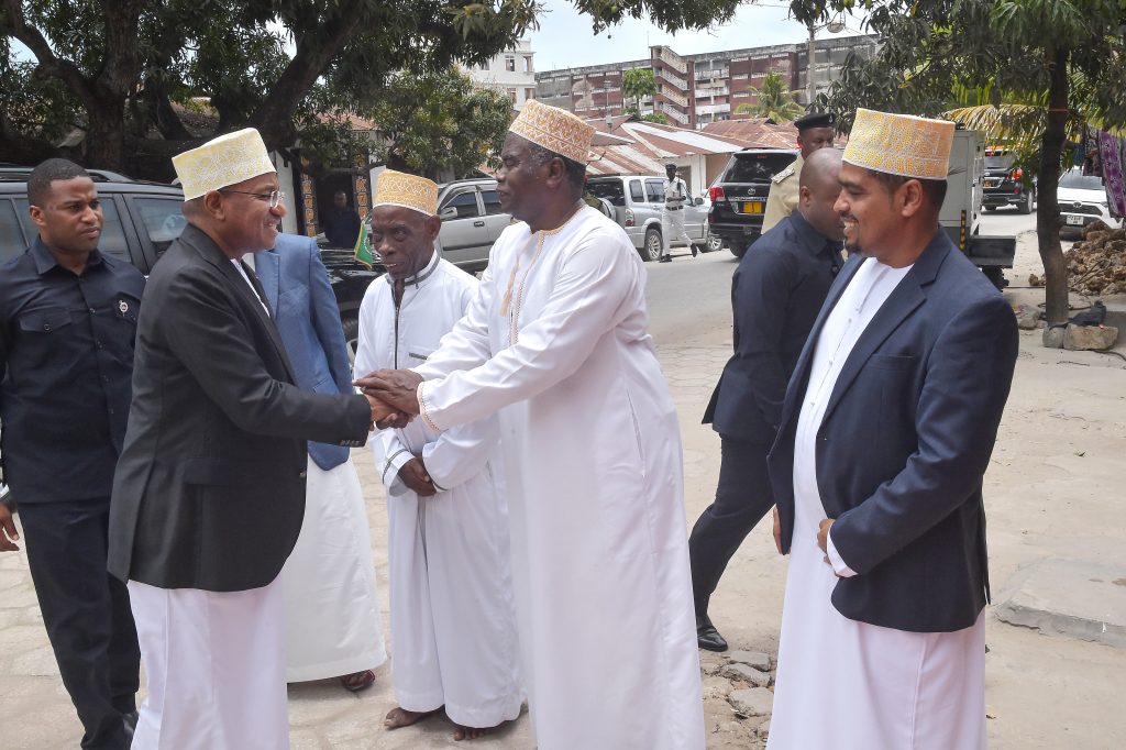 RAIS WA ZANZIBAR ALHAJJ DK.HUSSEIN MWINYI AMEJUMUIKA NA WANANCHI WA MIEMBENI KATIKA IBADA YA SALA YA IJUMAA LEO.