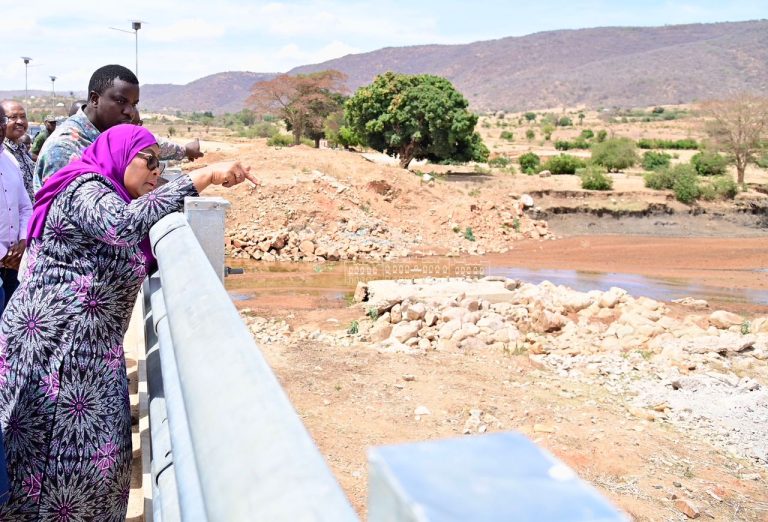 RAIS SAMIA AKAGUA DARAJA LA MSINGI MKALAMA MKOANI SINGIDA