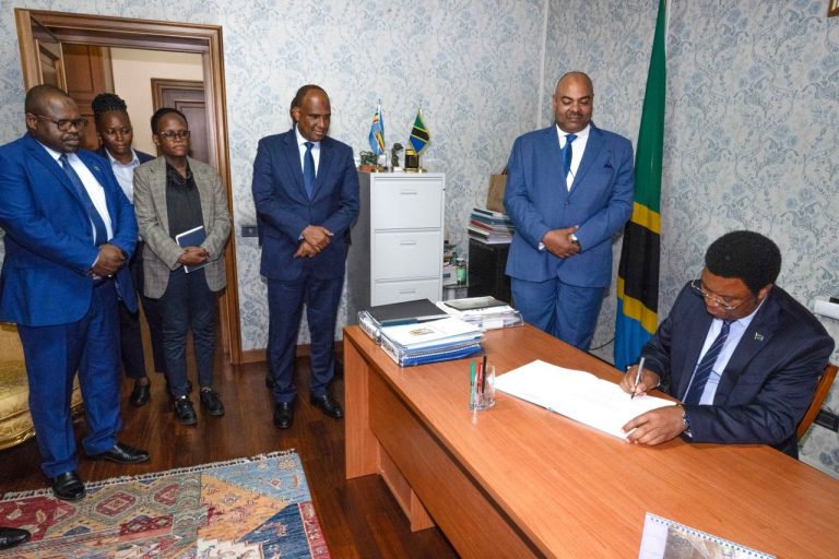 WAZIRI MKUU AKUTANA NA WAFANYAKAZI WA UBALOZI WA TANZANIA NCHINI ITALIA