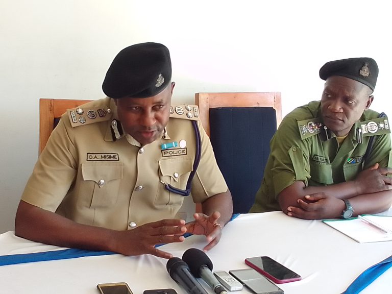 JESHI LA POLISI YAWATAKA WANAOMILIKI SILAHA BILA VIBARI K KUZISALIMISHA KWA HIYARI