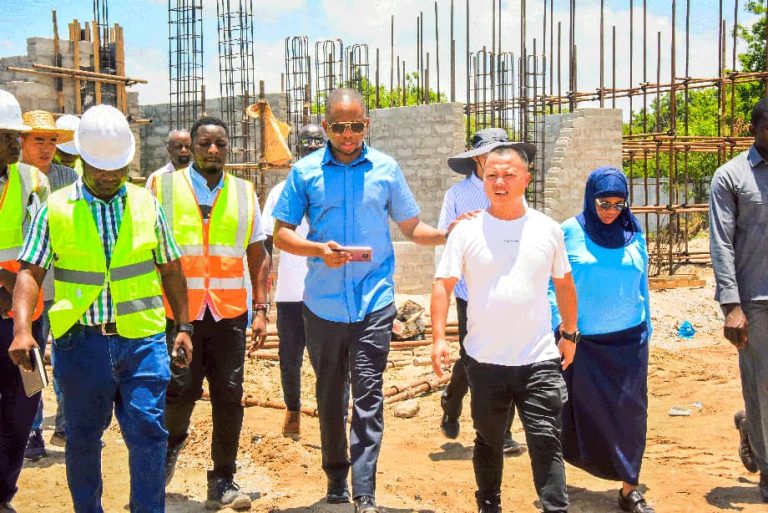 MHE. MWINJUMA ATOA MWEZI MMOJA KWA MKANDARASI MRADI WA VIWANJA VYA KUPUMZIKIA
