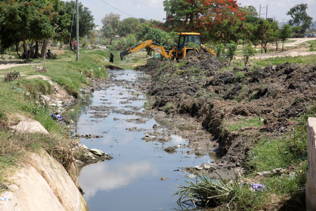 JIJI LA DODOMA KUENDELEA KUSAFISHA MAKORONGO YA MAJI YA MVUA KUZUIA MAFURIKO 