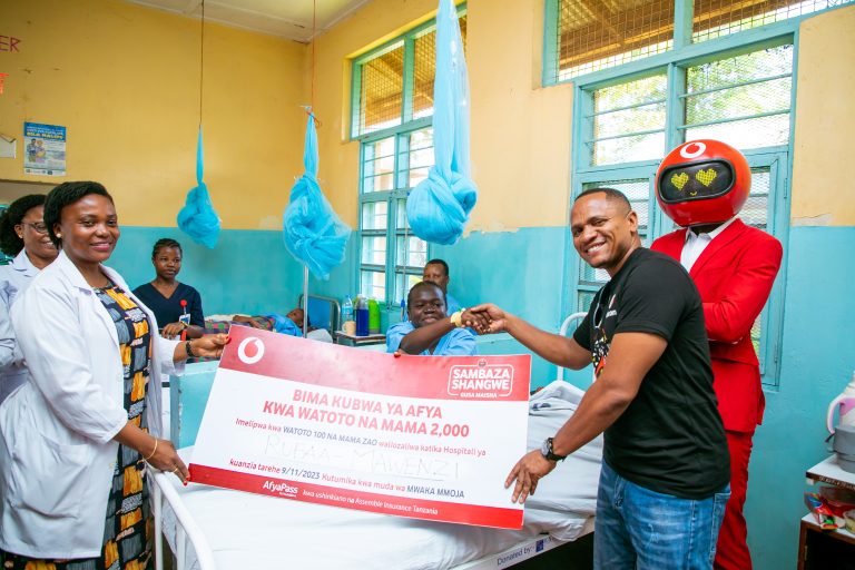 VODACOM YAKABIDHI BIMA ZA AFYA 200 KWA AKINA MAMA WATOTO 200 KILIMANJARO.