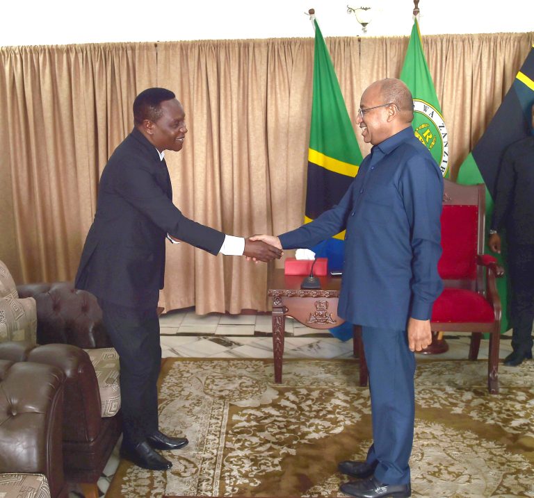RAIS WA ZANZIBAR MHE.DK.HUSSEIN ALI MWINYI AZUNGUMZA NA BALOZI WA TA NZANIA NCHI UGANDA