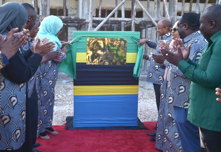 RAIS WA ZANZIBAR MHE.DK.HUSSEIN MWINYI AMEWEKA JIWE LA MSINGI MRADI WA UJENZI WA KITUO CHA MABASI KIJANGWANI ,IKIWA NI SHAMRASHAMRA ZA MAADHIMISHO YA MIAKA 60 YA MAPINDUZI YA ZANZIBAR