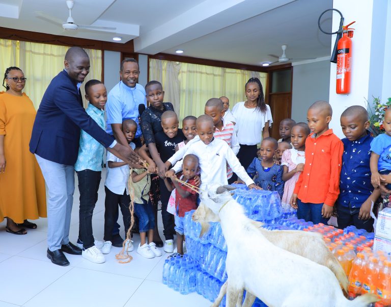 MAKAMU WA RAIS AKABIDHI ZAWADI KWA WATOTO YATIMA