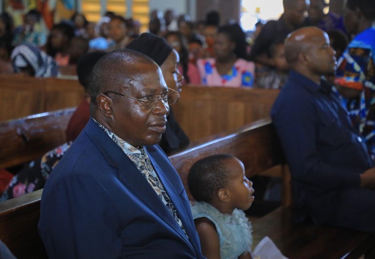 MAKAMU WA RAIS AKISHIRIKI IBADA YA KRISMASI DODOMA