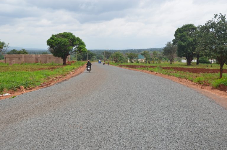 TARURA YAANZA KUJENGA BARABARA ZA LAMI NA KUFUNGUA BARABARA MPYA HALMASHAURI YA WILAYA MBINGA