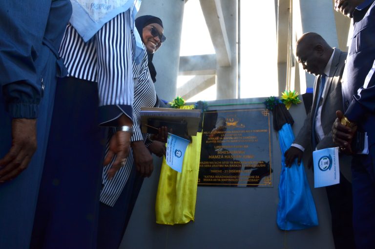 WAZIRI WA NCHI OFISI YA MAKAMO WA PILI HAMZA HASSAN JUMA AFUNGUA TANGI LA MAJI BUMBWINI ZANZIBAR