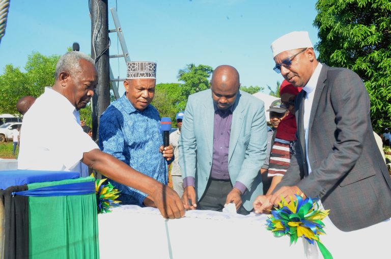 WAZIRI WA UTALII NA MAMBO YA KALE SIMAI MOHAMED SAID AMEFUNGUA UMEME KIJIJI CHA UPENJA CHOKWE ZANZIBAR.