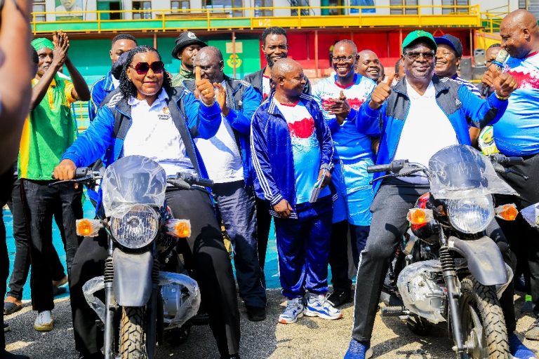 MIAKA 62 YA UHURU DKT MABULA AKABIDHI PIKIPIKI KWA MAKUNDI YA WASANII NA BODABODA