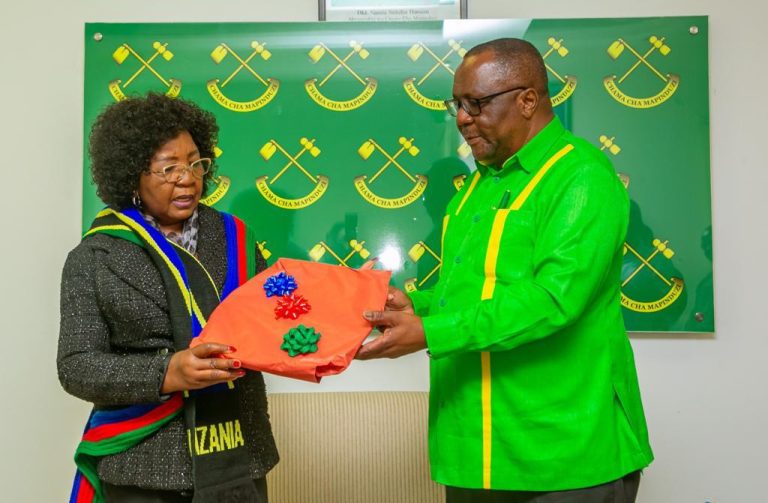 NAIBU KATIBU MKUU CCM ANAMRINGI MACHA AKUTANA NA KUFANYA MAZUNGUMZO NA KATIBU MKUU CHAMA CHA SWAPO CHA NAMIBIA.