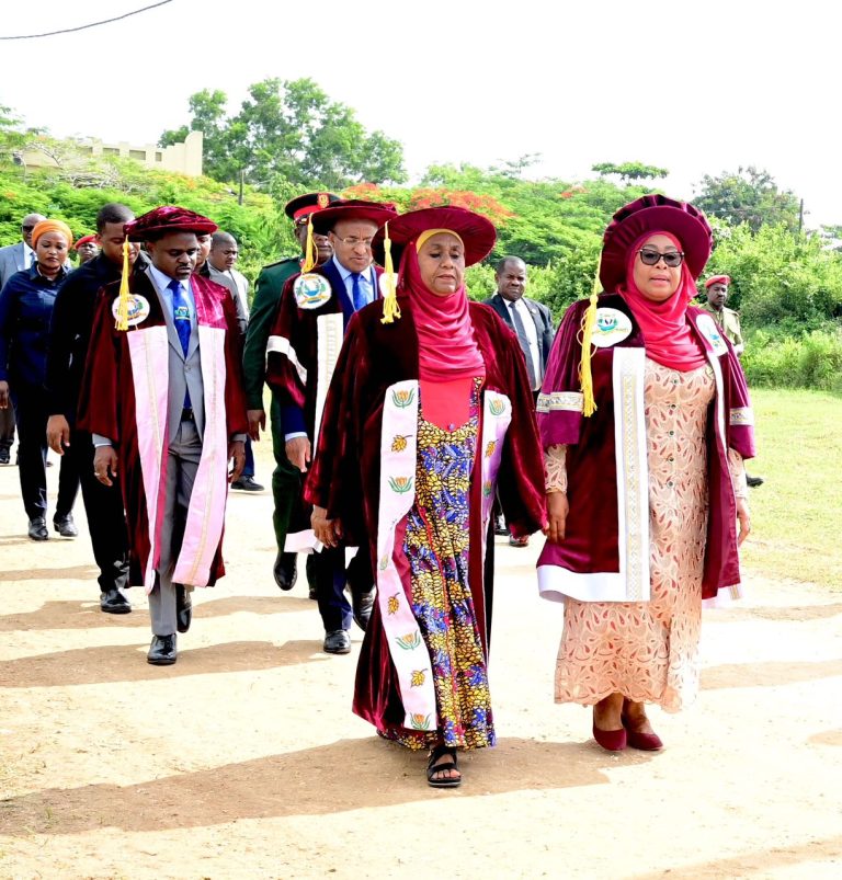 CHUO KIKUU CHA SUZA CHAMTUNUKU RAIS SAMIA SHAHADA YA HESHIMA YA UZAMIVU KUFUNGUA NCHI KUICHUMI