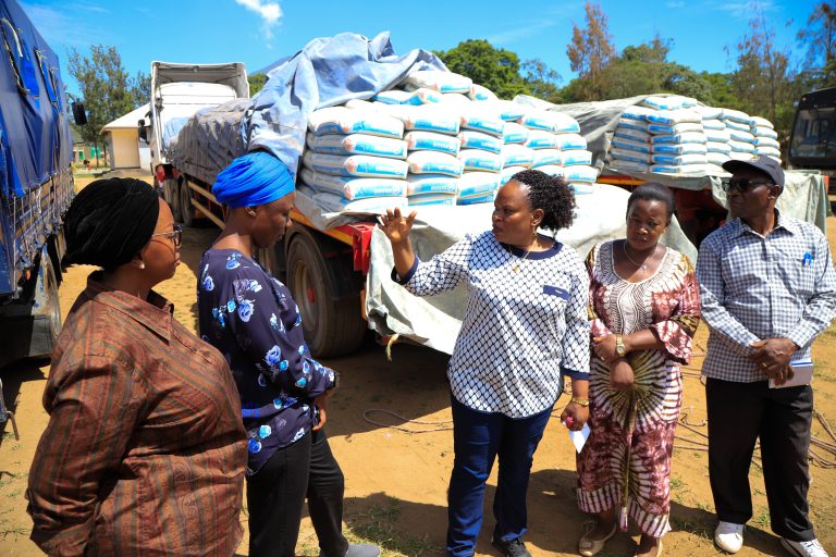 RC MNDEME AKABIDHI MISAADA YA WANA SHINYANGA KWA WAATHIRIKA WA MAFURIKO WILAYA YA HANANG