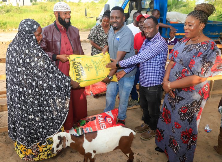JENGA NA MIMI YATOA ZAWADI ZA KRISMASI, MWAKA MPYA 2024 KWA WATOTO YATIMA KAHAMA