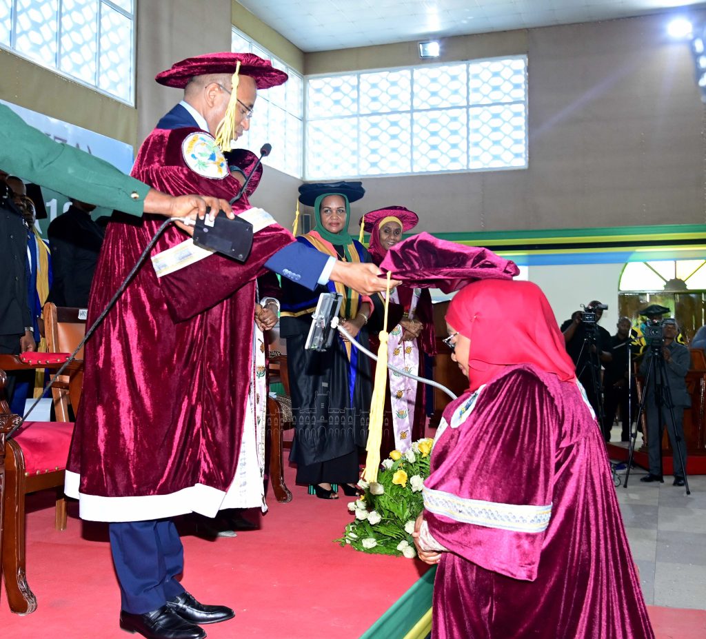 MATUKIO YA PICHA RAIS SAMIA AKITUNUKIWA SHAHADA YA UZAMIVU NA CHUO KIKUU CHA SUZA