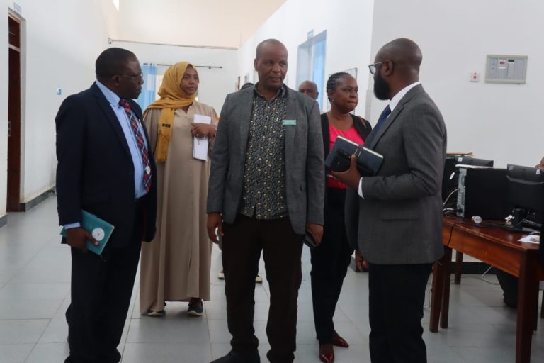 KUSILUKA AFURAHISHWA NA MAFUNZO KWA VITENDO YANAYOTOLEWA KWA WANAFUNZI WA UDAKTARI IRINGA
