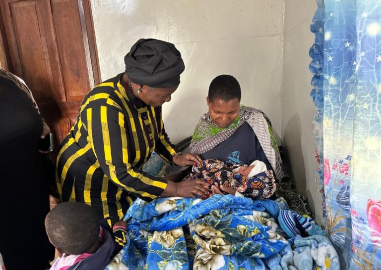 CHATANDA AONGOZA KUNDI LA WANAWAKE KUTOA MSAADA KWA  MAMA ALIYENUSURIKA KWENYE MAPOROMOKO YA TOPE HANANG NA MTOTO ALIEZALIWA
