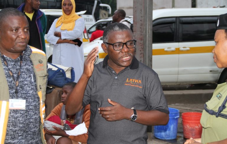 LATRA YAWATAKA MAWAKALA KUANDIKA TAARIFA KAMILI ZA ABIRIA ILI WANANCHI WAPATE HAKI ZAO INAPOTOKEA MALIPO.