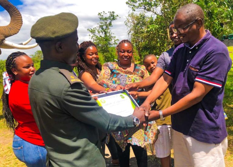 JOSEPHAT MATEMU APEWA CHETI CHA PONGEZI KWA KUTEMBELEA HIFADHI YA TAIFA ARUSHA KWA MIAKA 15 MFULULIZO